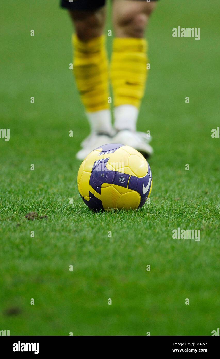 Signal Iduna Park Dortmund, Germania 28.11.2009, Football: Bundesliga stagione 2009/10, Borussia Dortmund (BVB, giallo) vs 1899 Hoffenheim (1899, blu) 0:0 — Nike Ball giallo e gambe calciatori Foto Stock