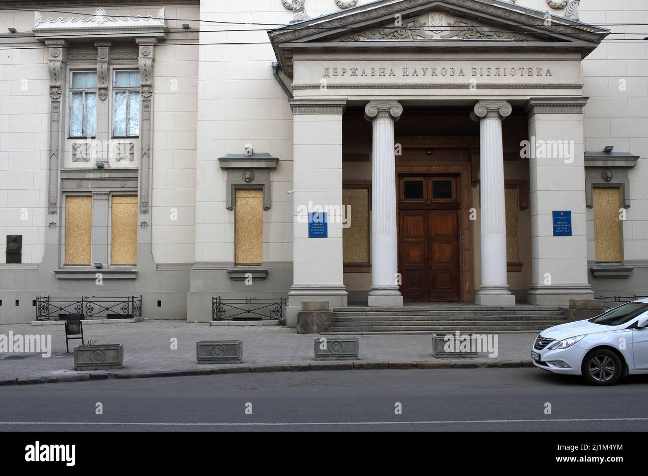 La facciata della Biblioteca scientifica Nazionale di Odessa è imbarcata in mezzo all'invasione russa dell'Ucraina. Foto Stock