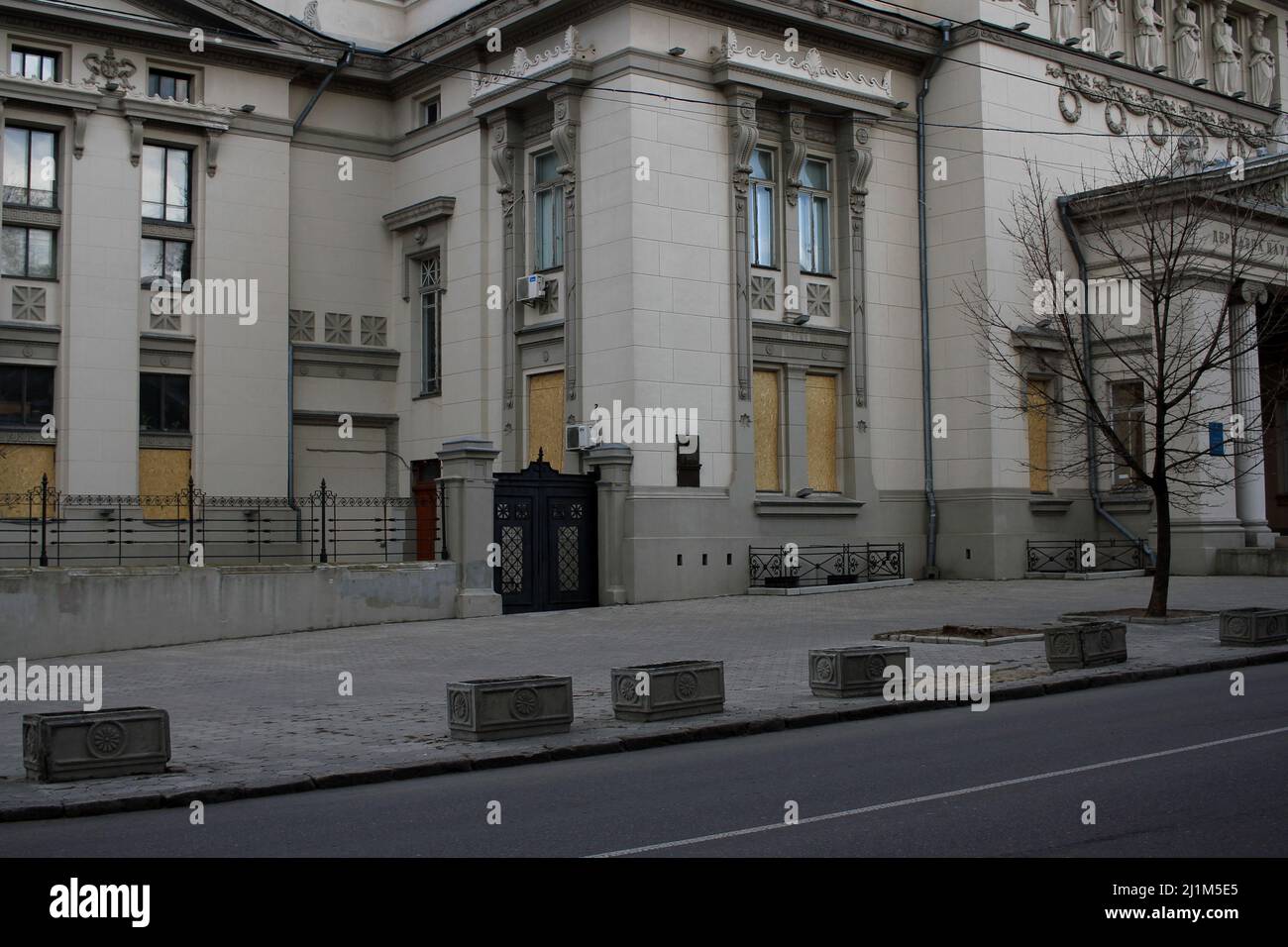 Odessa, Ucraina. 16th Mar 2022. La facciata della Biblioteca scientifica Nazionale di Odessa è imbarcata in mezzo all'invasione russa dell'Ucraina. (Foto di Viacheslav Onyshchenko/SOPA Images/Sipa USA) Credit: Sipa USA/Alamy Live News Foto Stock