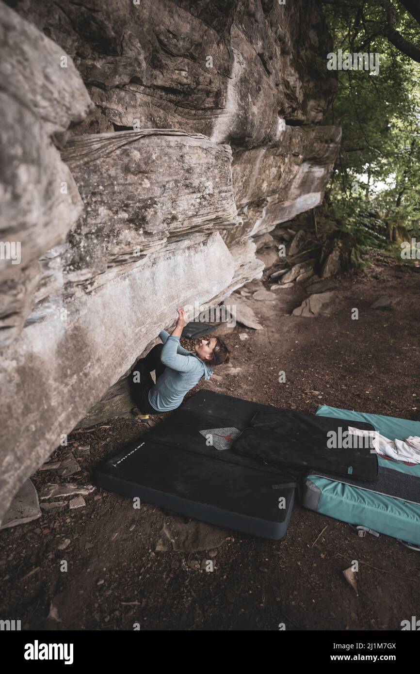 Donna bouldering a Kammeregg in Allgäu Foto Stock