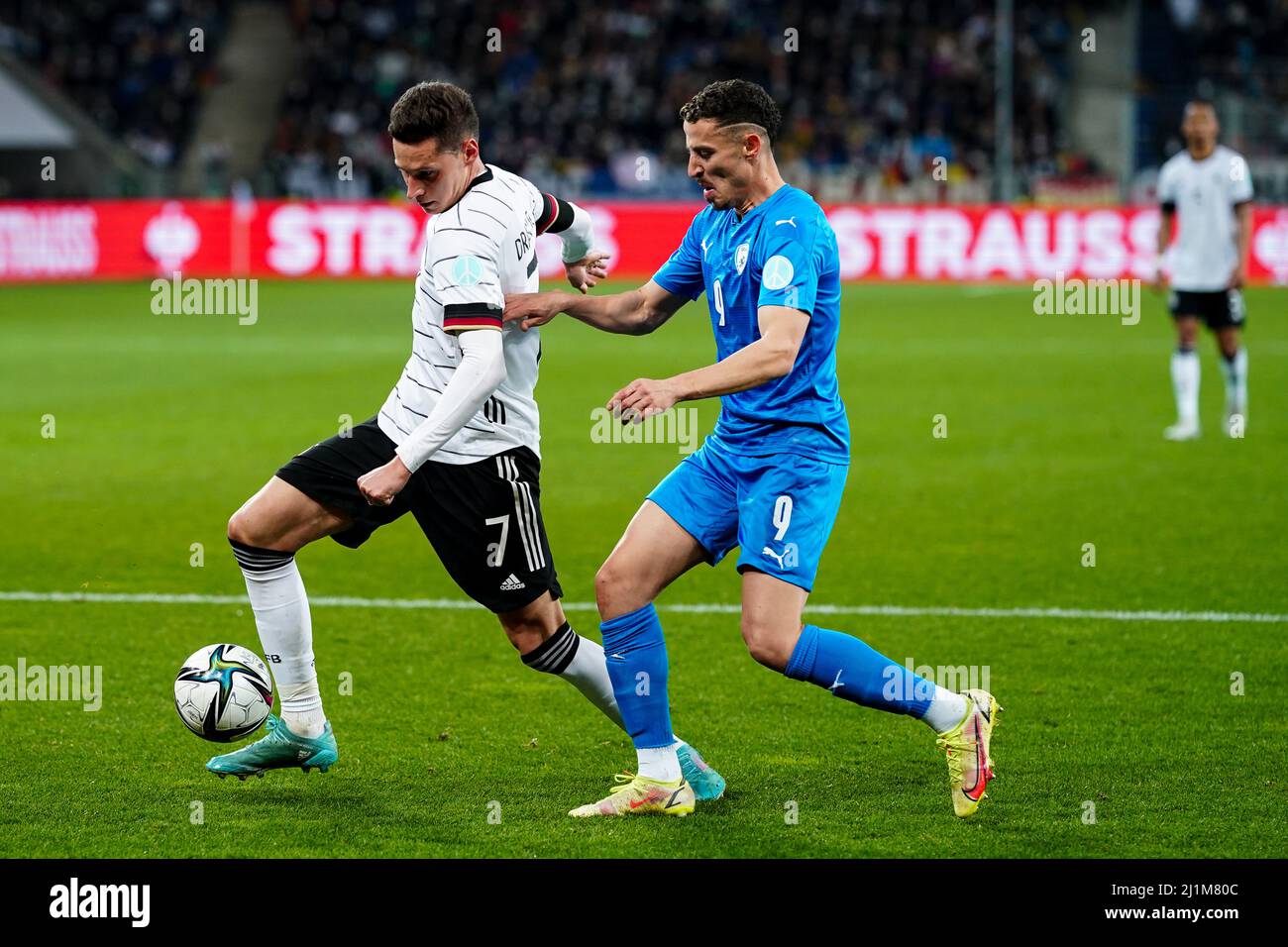 Sinsheim, Germania. 26th Mar 2022. Calcio: Internazionali, Germania - Israele, PreZero Arena. Julian Draxler (l) in Germania combatte per la palla contro Dolev Haziza d'Israele. Credit: Uwe Anspach/dpa/Alamy Live News Foto Stock