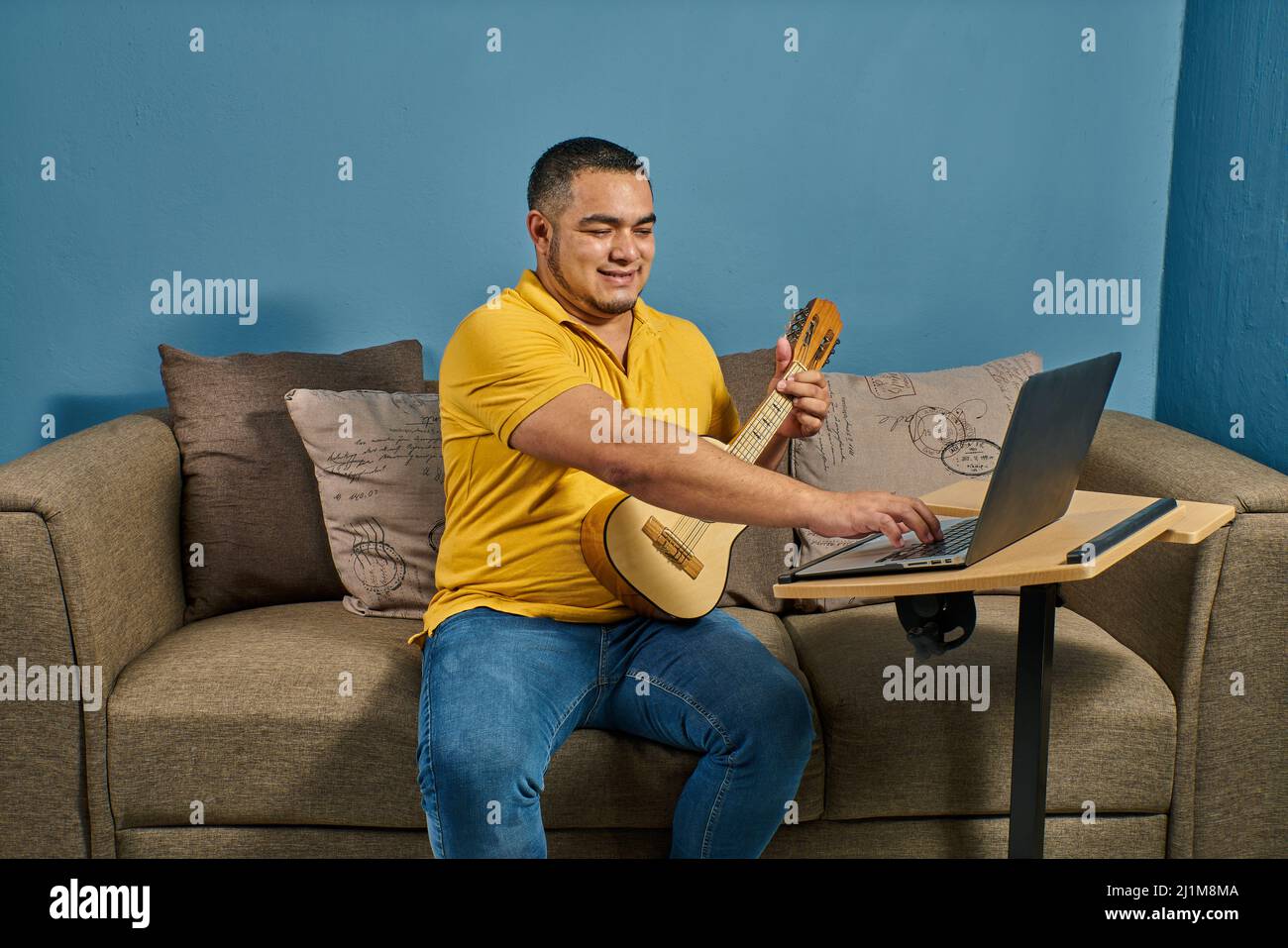 Scopo di imparare la chitarra online con lezioni dal vivo Foto Stock
