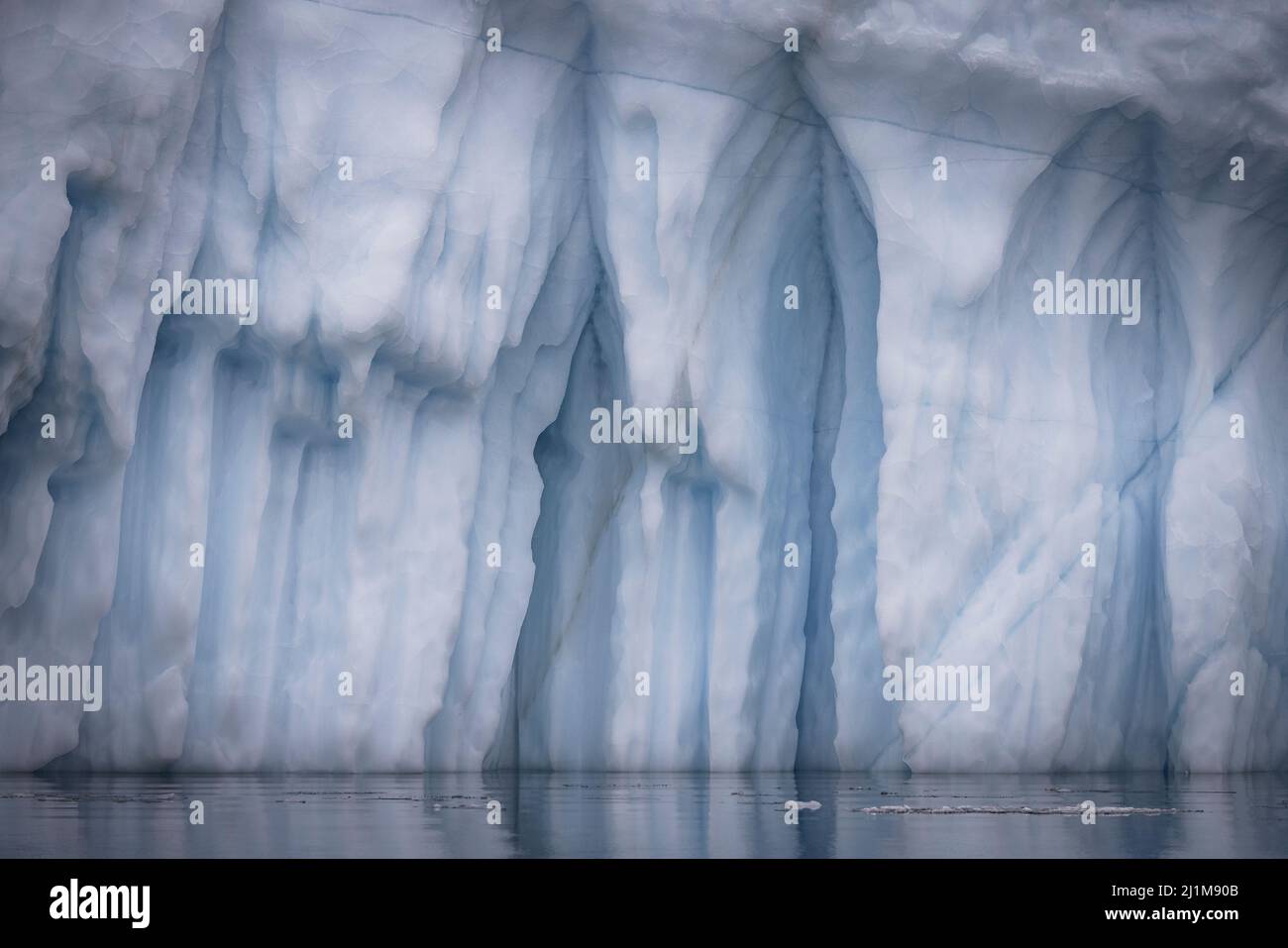 grandi iceberg galleggianti in mare nel cerchio artico Foto Stock