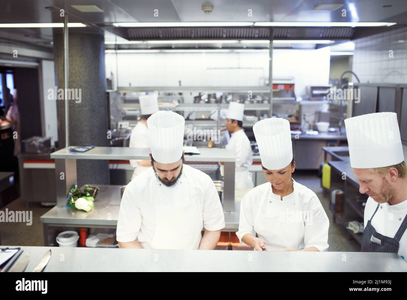Tutte le mani sul ponte per la manutenzione. Foto del lavoro interno di una cucina professionale. Foto Stock