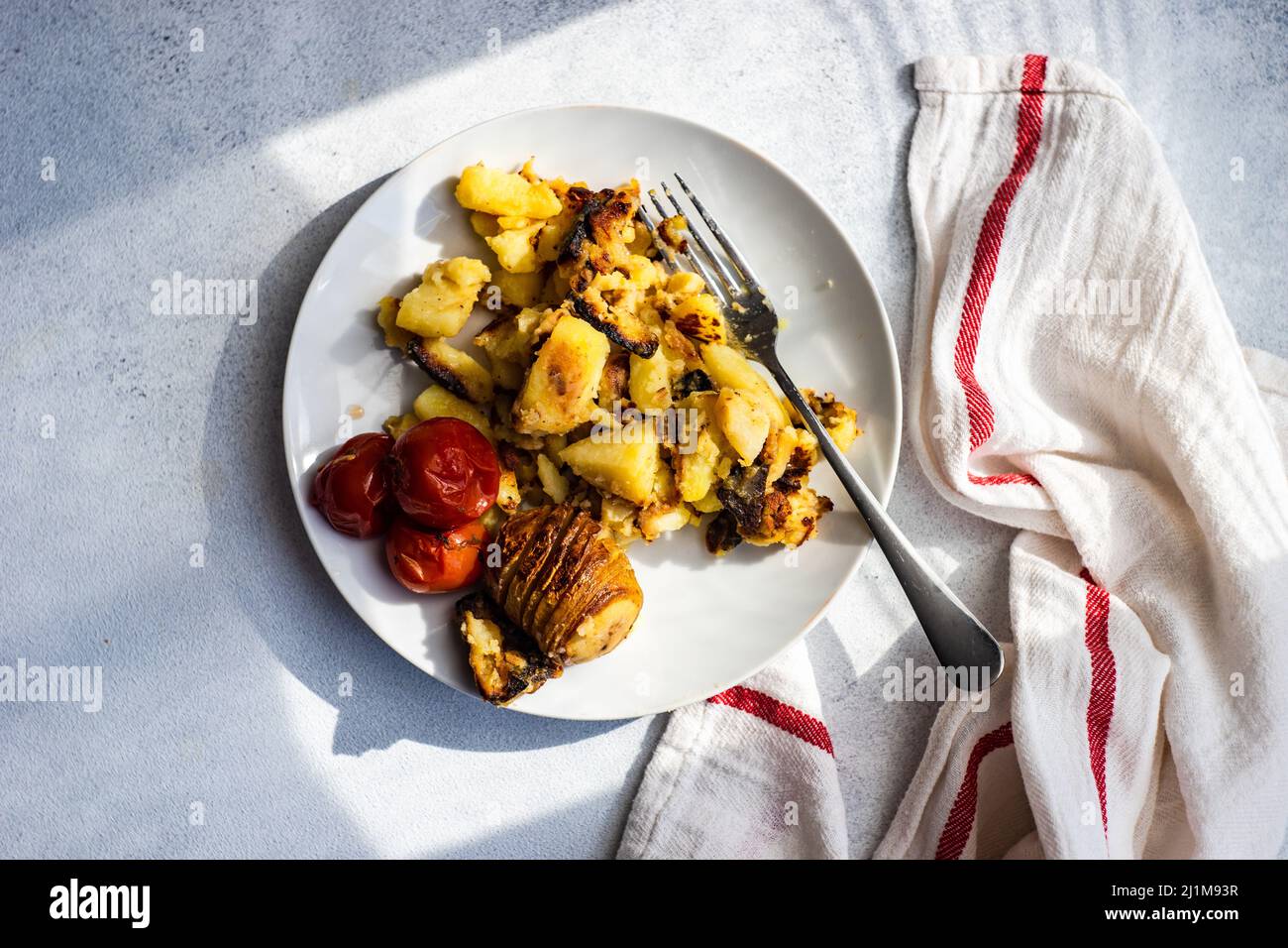 Piatto da pranzo con patate fritte e pomodori Foto Stock