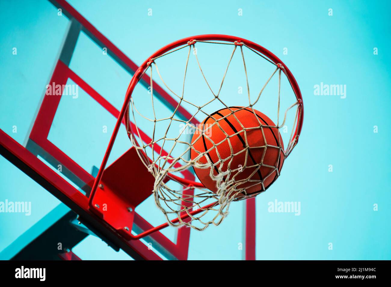 Un basket in rete. La pallina è nell'anello. Un gioco di sport. Foto Stock