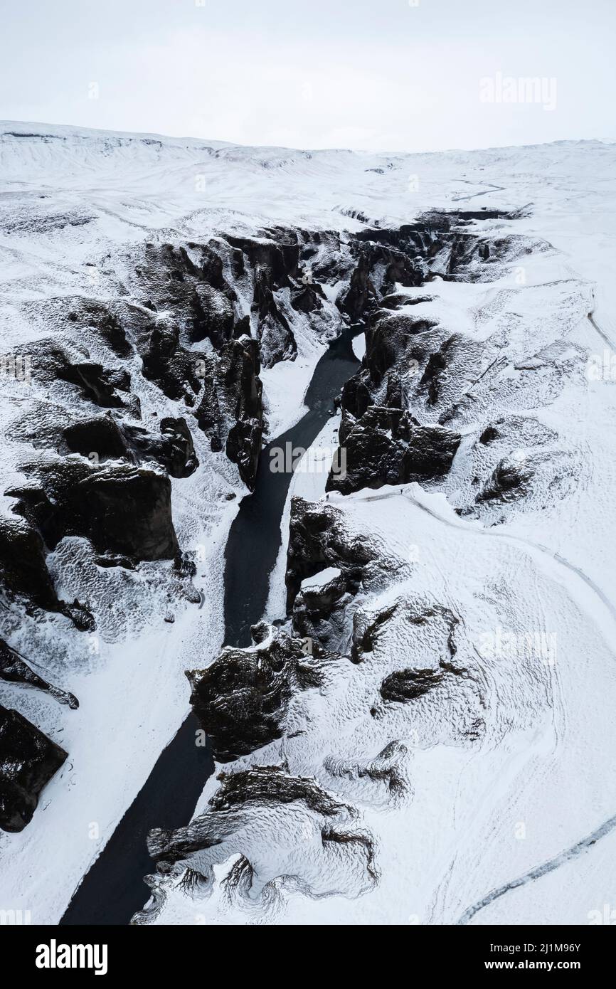 Veduta aerea del canyon di Fjadrargljufur in inverno. Kirkjubæjarklaustur, Sudurland (Islanda meridionale), Islanda, Europa settentrionale. Foto Stock