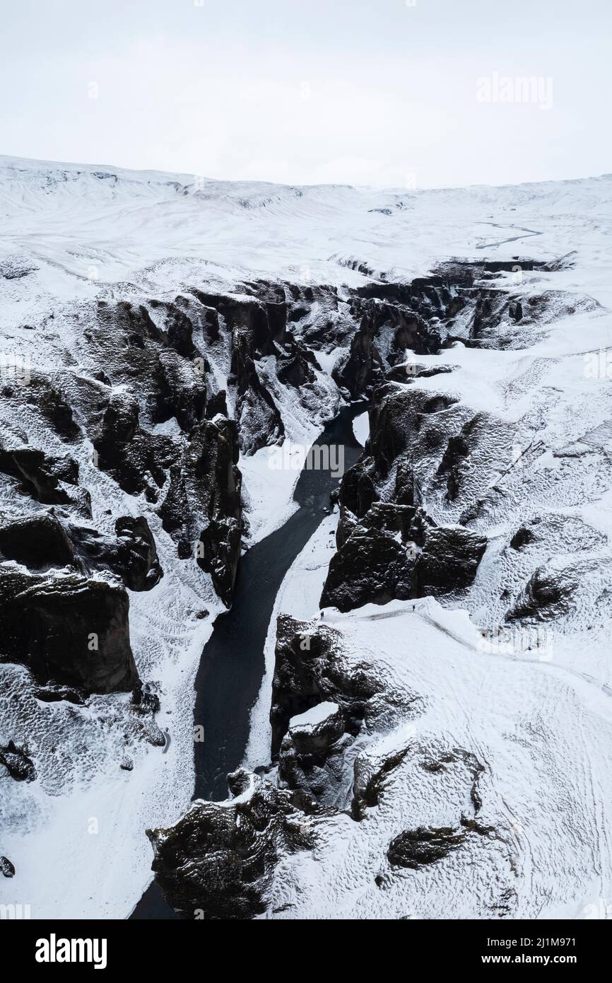 Veduta aerea del canyon di Fjadrargljufur in inverno. Kirkjubæjarklaustur, Sudurland (Islanda meridionale), Islanda, Europa settentrionale. Foto Stock