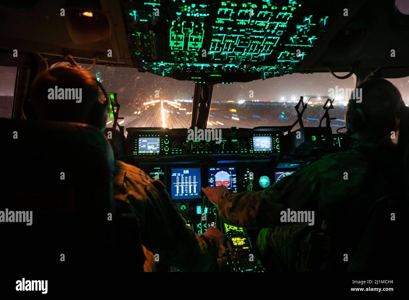 I piloti dell'aviazione militare statunitense assegnati allo Squadron Expeditionary Airlift 816th accelerano per il decollo in un'aviazione militare statunitense C-17 Globemaster III alla base aerea Prince Sultan, Regno dell'Arabia Saudita, 10 marzo 2022. Il C-17 è in grado di fornire rapidamente le truppe e tutti i tipi di carico alle basi operative principali o direttamente alle basi di avanzamento nell'area di responsabilità del comando centrale degli Stati Uniti. (STATI UNITI Air Force foto di staff Sgt. Joseph Pick) Foto Stock