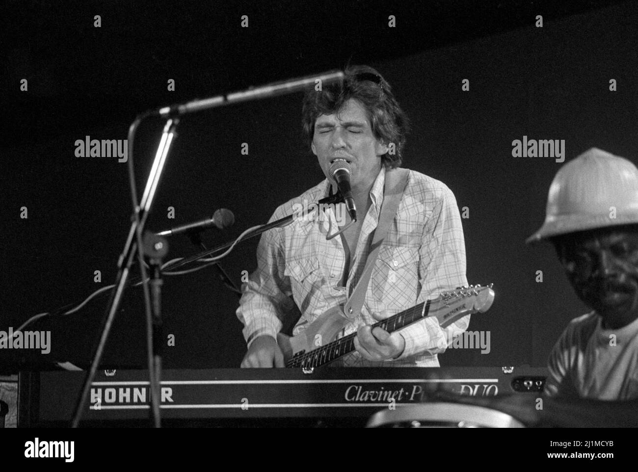 Il musicista inglese Georgie Fame si esibisce con il percussionista Speedy Acquaye a Londra, Inghilterra nel 1979. Foto Stock