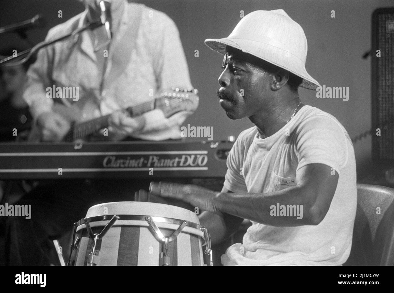 Il percussionista africano Speedy Acquaye si esibisce con il musicista inglese Georgie Fame a Londra, Inghilterra nel 1979. Foto Stock