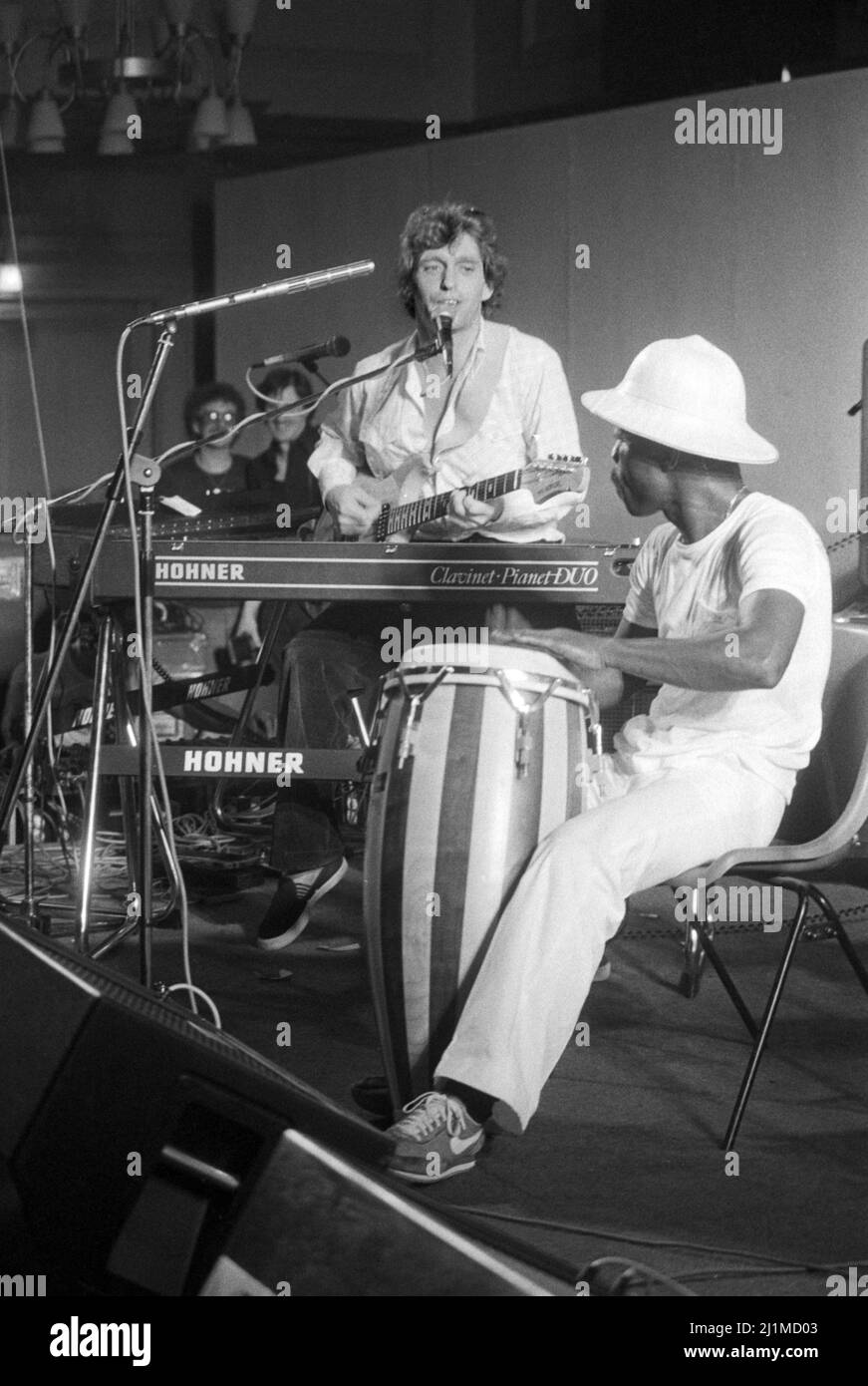 Il musicista inglese Georgie Fame si esibisce con il percussionista Speedy Acquaye a Londra, Inghilterra nel 1979. Foto Stock