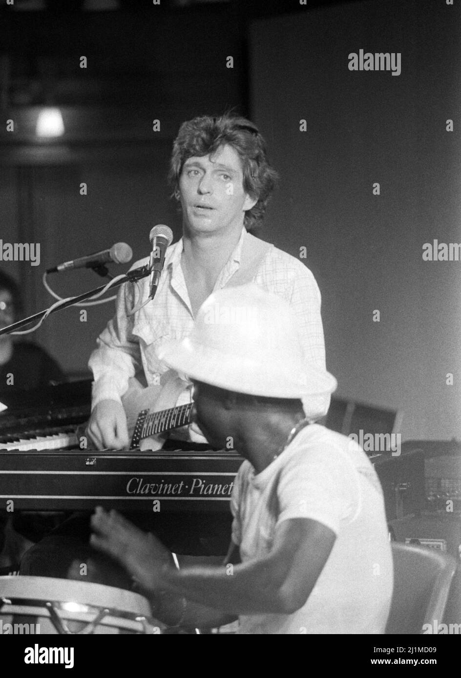 Il musicista inglese Georgie Fame si esibisce con il percussionista Speedy Acquaye a Londra, Inghilterra nel 1979. Foto Stock