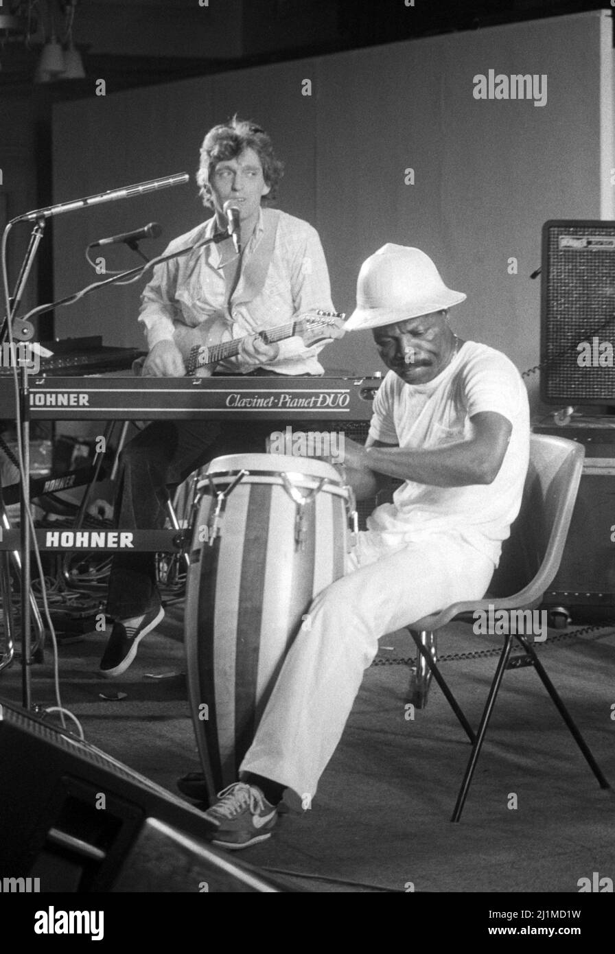 Il musicista inglese Georgie Fame si esibisce con il percussionista Speedy Acquaye a Londra, Inghilterra nel 1979. Foto Stock