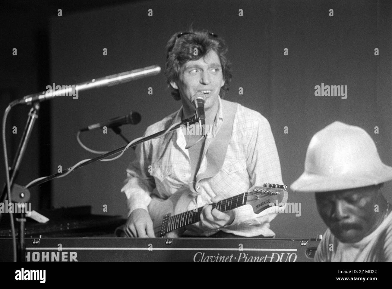 Il musicista inglese Georgie Fame si esibisce con il percussionista Speedy Acquaye a Londra, Inghilterra nel 1979. Foto Stock