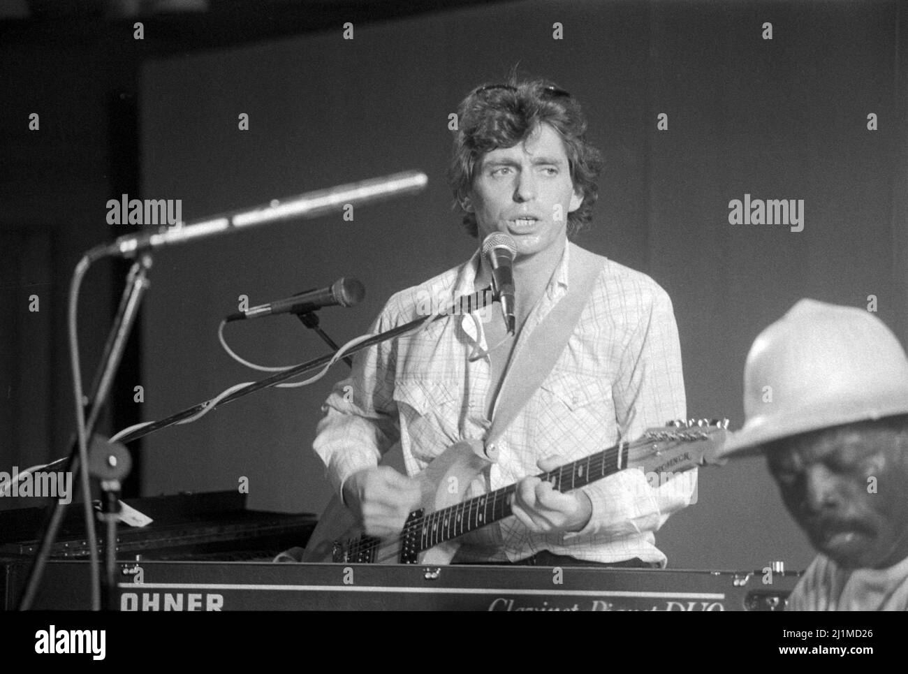 Il musicista inglese Georgie Fame si esibisce con il percussionista Speedy Acquaye a Londra, Inghilterra nel 1979. Foto Stock