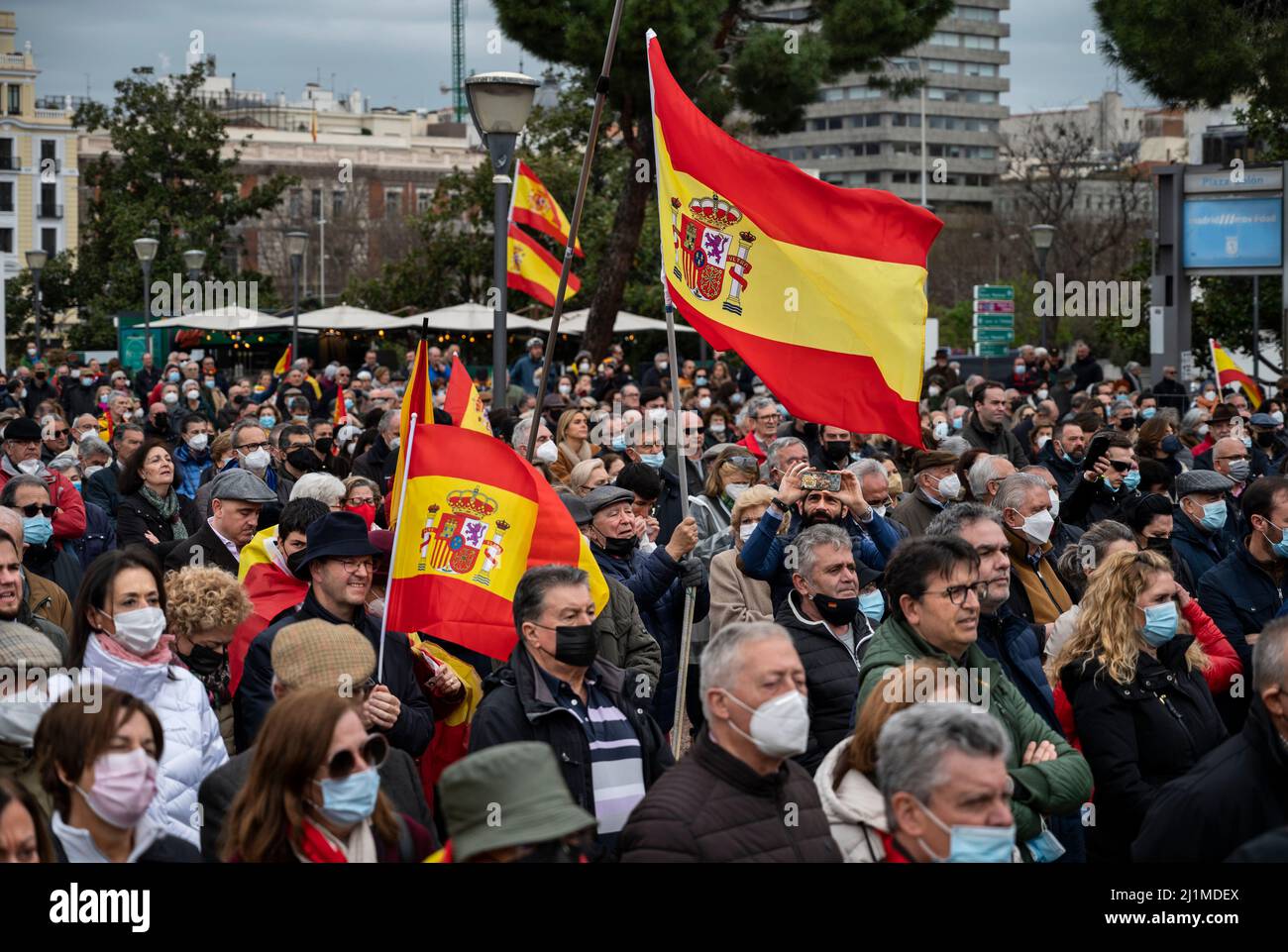 Madrid, Spagna. 26th Mar 2022. I manifestanti hanno bandiere che prendono parte a una manifestazione organizzata dall'Associazione delle vittime del terrorismo (AVT) sotto lo slogan "tutto non è consentito, governo traitoroso.Giustizia per le vittime del terrorismo”, dimostrando il loro malcontento contro il primo ministro spagnolo Pedro Sanchez, E il suo partito politico socialdemocratico PSOE a Plaza Colon a Madrid, Spagna. Credit: SOPA Images Limited/Alamy Live News Foto Stock