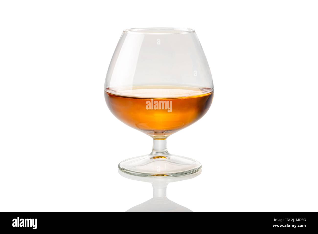 Cognac francese o brandy in vetro chiamato napoleone isolato su bianco, sentiero di clipping Foto Stock