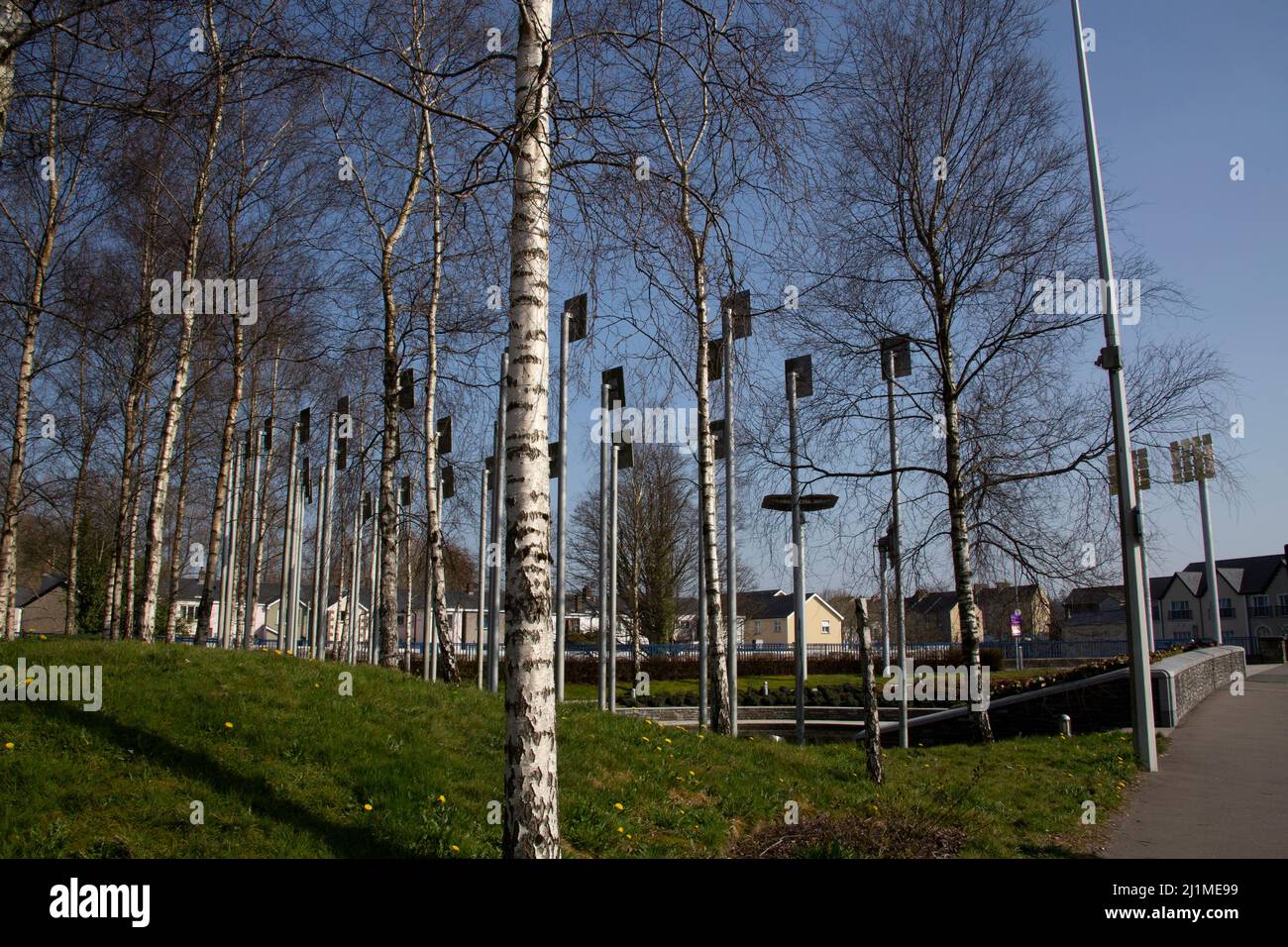 Giardino commemorativo per le 31 vittime del bombardamento dell'auto Omagh il 15 agosto 1998 nella città di Omagh, Contea di Tyrone, Irlanda del Nord Foto Stock