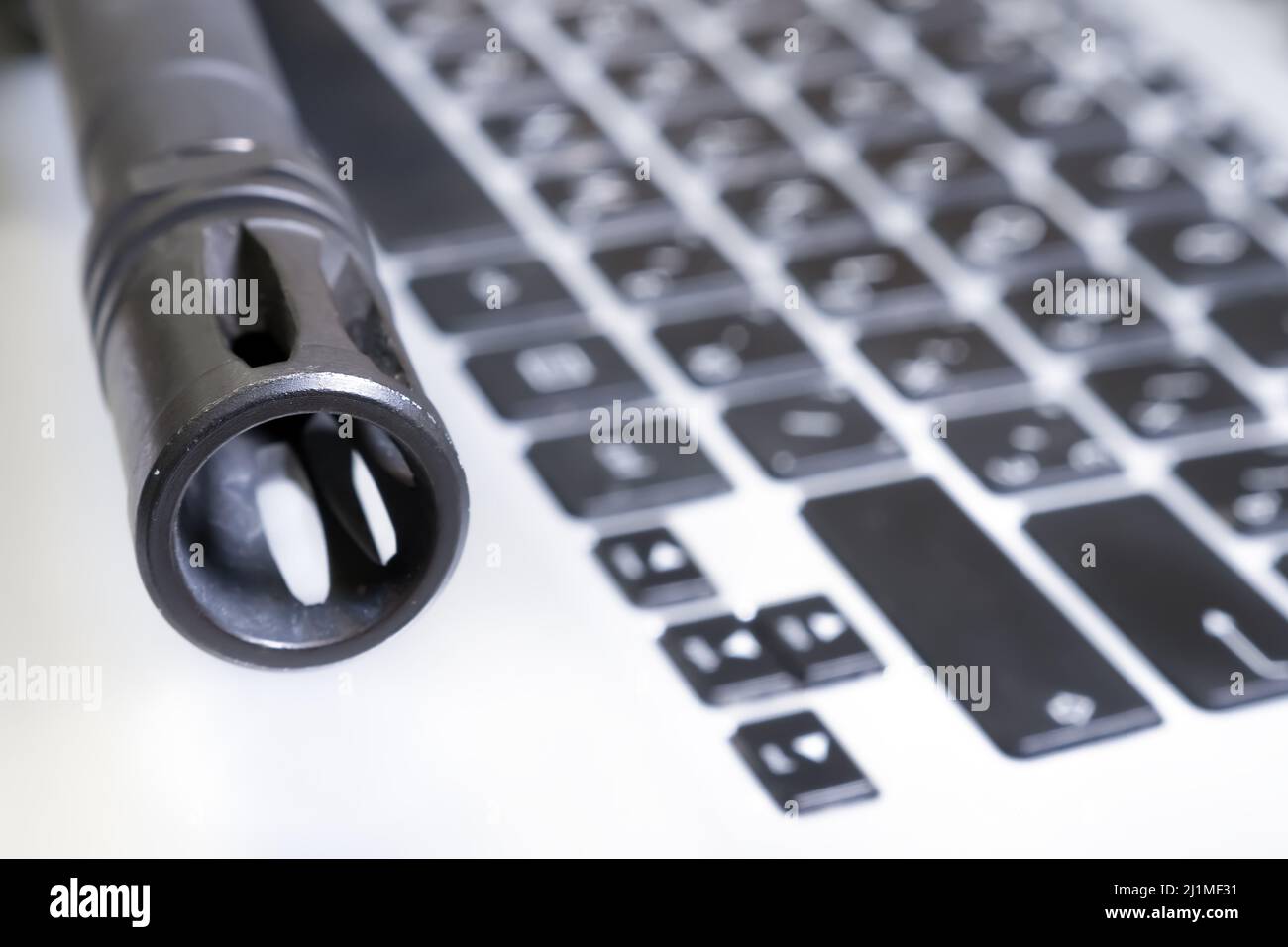 I mezzi ibridi di guerra influenzano l'opinione pubblica. Informazione segreta propaganda di guerra. Cyber Warfare. Cyber arma su tastiera con pistola. Notizie false. Dati Foto Stock