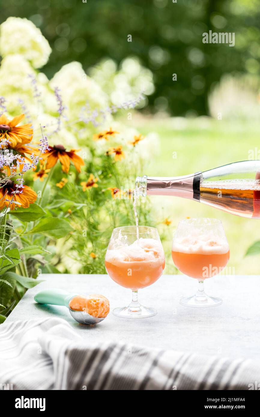 I Champaign Floats sono serviti all'aperto su un patio estivo con Sherbet e Rose Bubbles Foto Stock