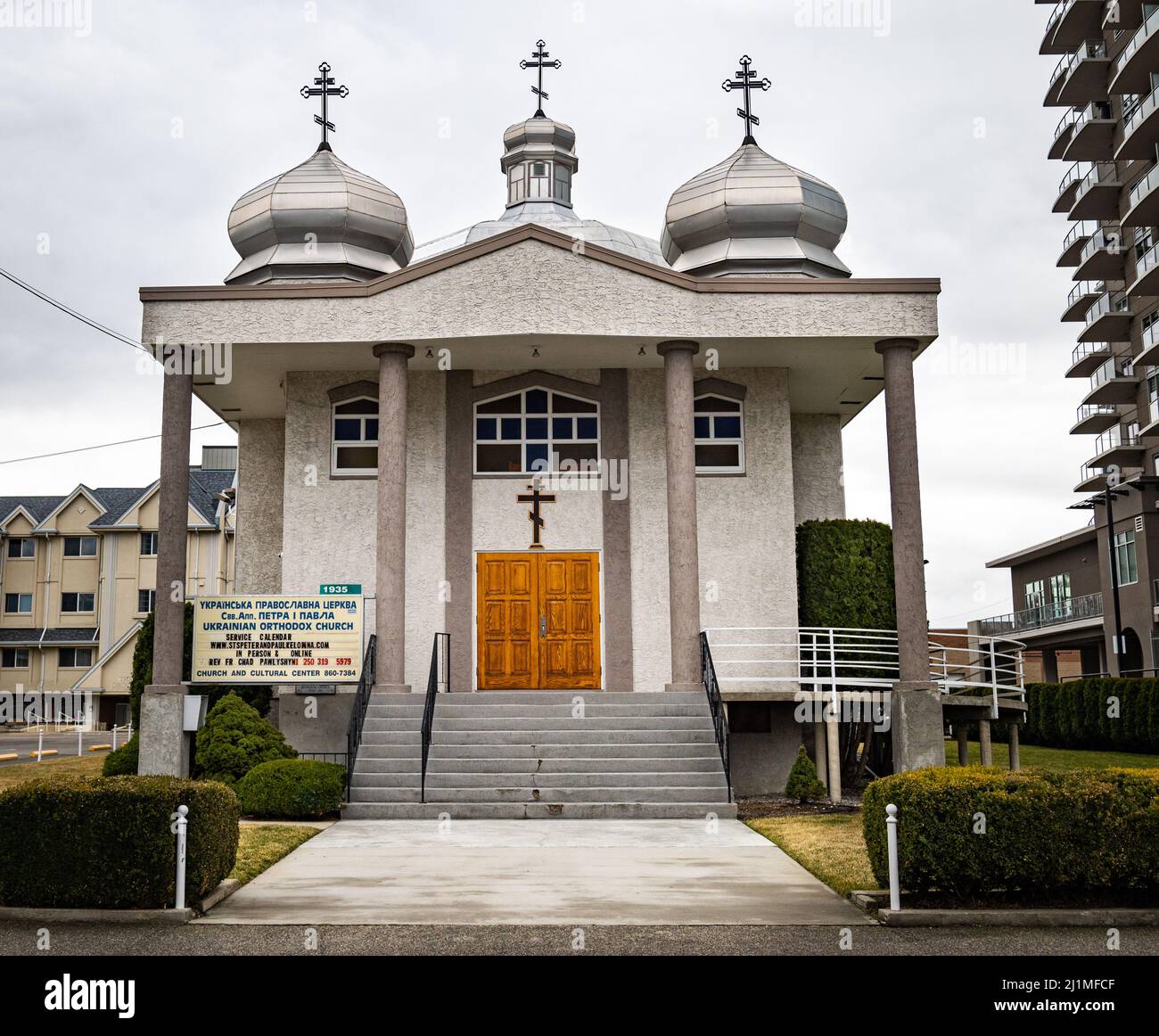Foto dell'ingresso frontale della Chiesa Ortodossa Ucraina di San Pietro e Paolo a Kelowna. Foto Stock