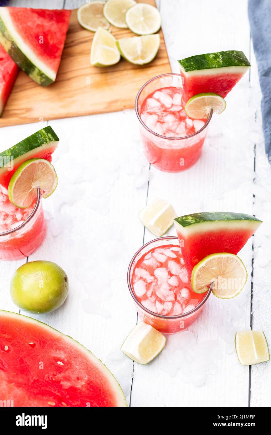 Summertime Watermelon Margaritas sul patio Foto Stock