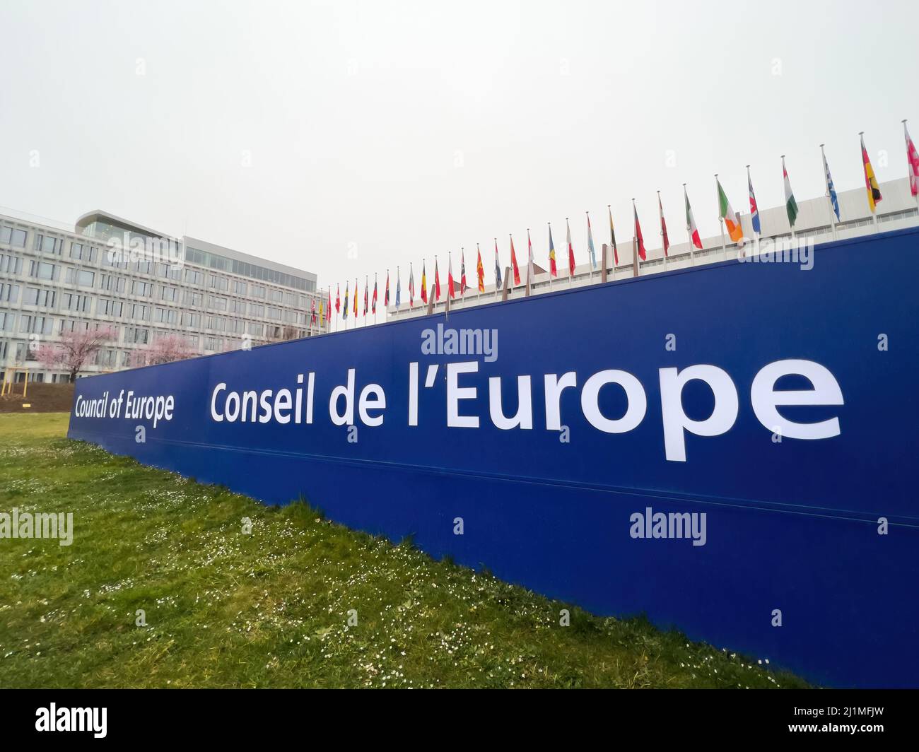 Bandiera blu con la bandiera russa sul suo solito posto poche ore prima di essere abbassato dal suo albero al Consiglio d'Europa come Federazione russa è esclusa dall'organizzazione Foto Stock
