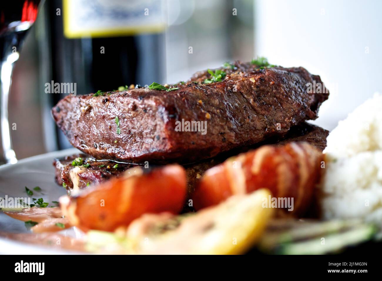 Bistecca e purè di patate con un bicchiere di vino Foto Stock