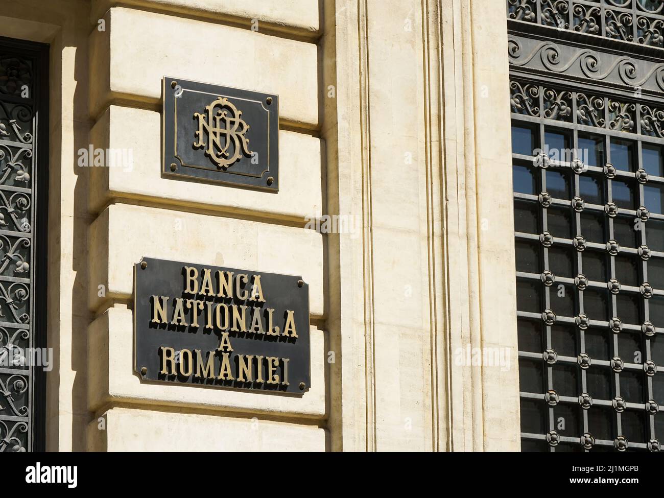 Bucarest, Romania - 24 marzo 2022: Il bellissimo edificio della Banca Nazionale di Romania, in questa foto è la vecchia ala del Palazzo BNR, costruito Foto Stock