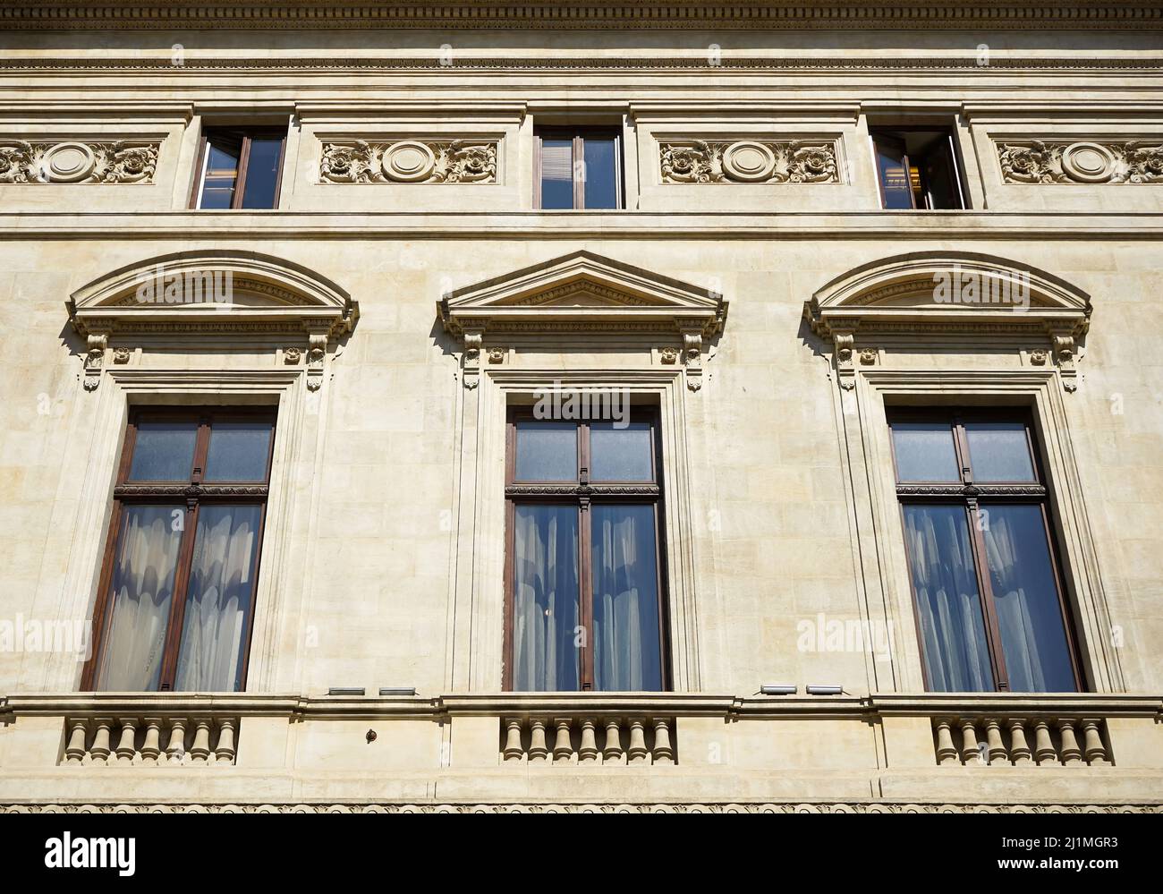 Bucarest, Romania - 24 marzo 2022: Il bellissimo edificio della Banca Nazionale di Romania, in questa foto è la vecchia ala del Palazzo BNR, costruito Foto Stock