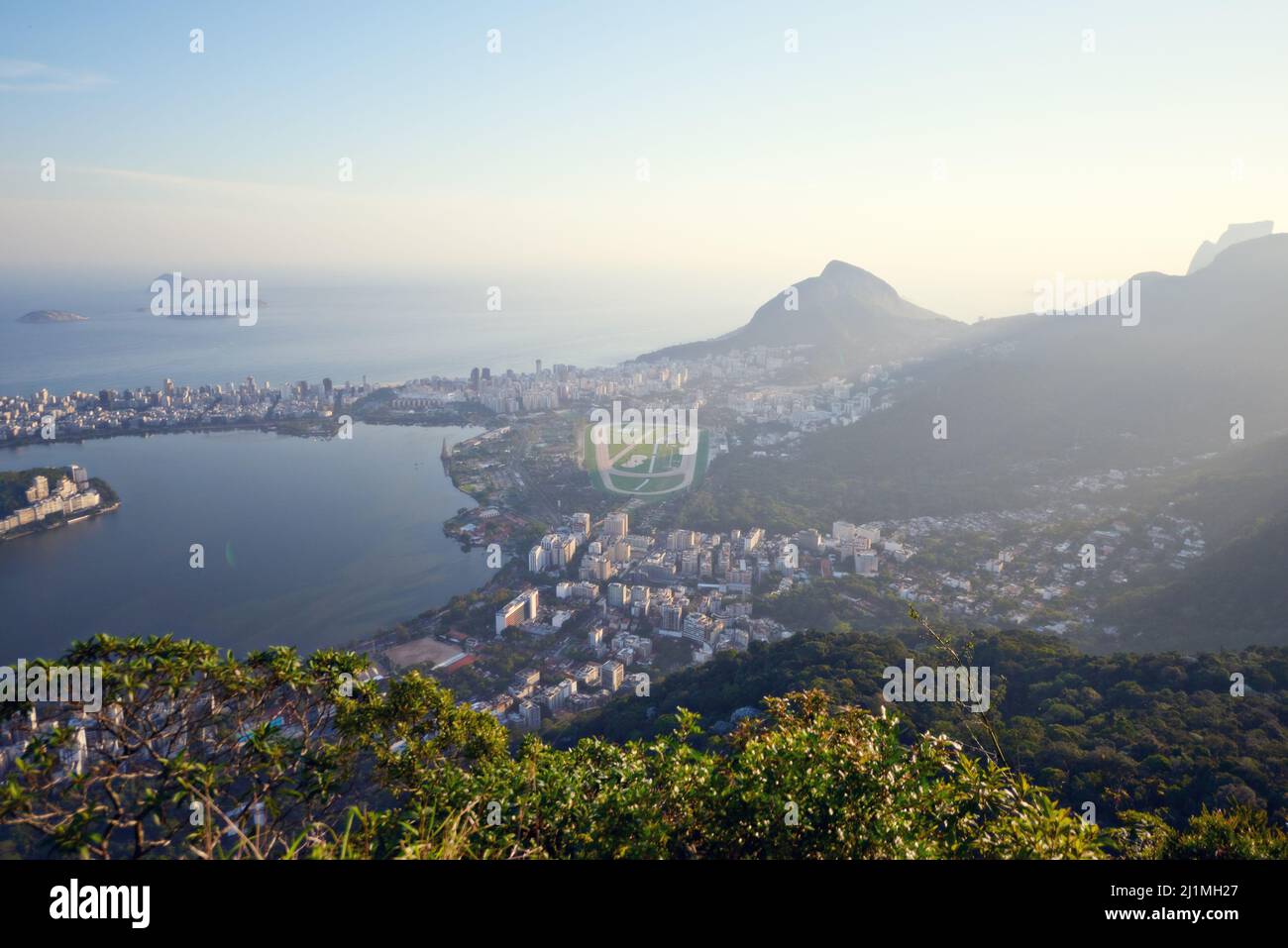 La fusione di città e natura. Scatto ad angolo alto di Rio de Janeiro. Foto Stock