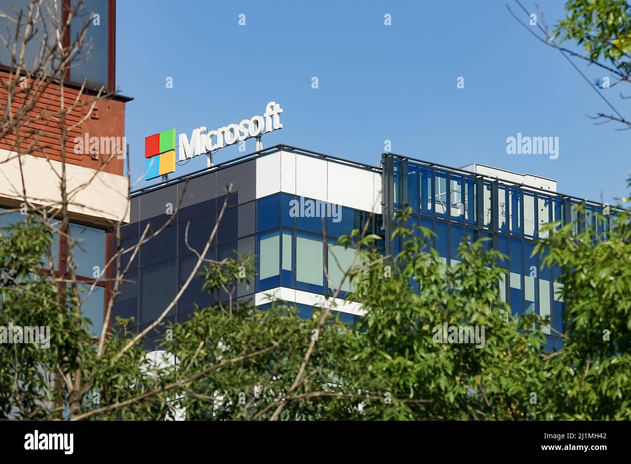 Bucarest, Romania - 27 settembre 2021: Il logo Microsoft è visto sopra la sua sede centrale dal Campus 6 a Bucarest, Romania. Questa immagine è per la modifica Foto Stock
