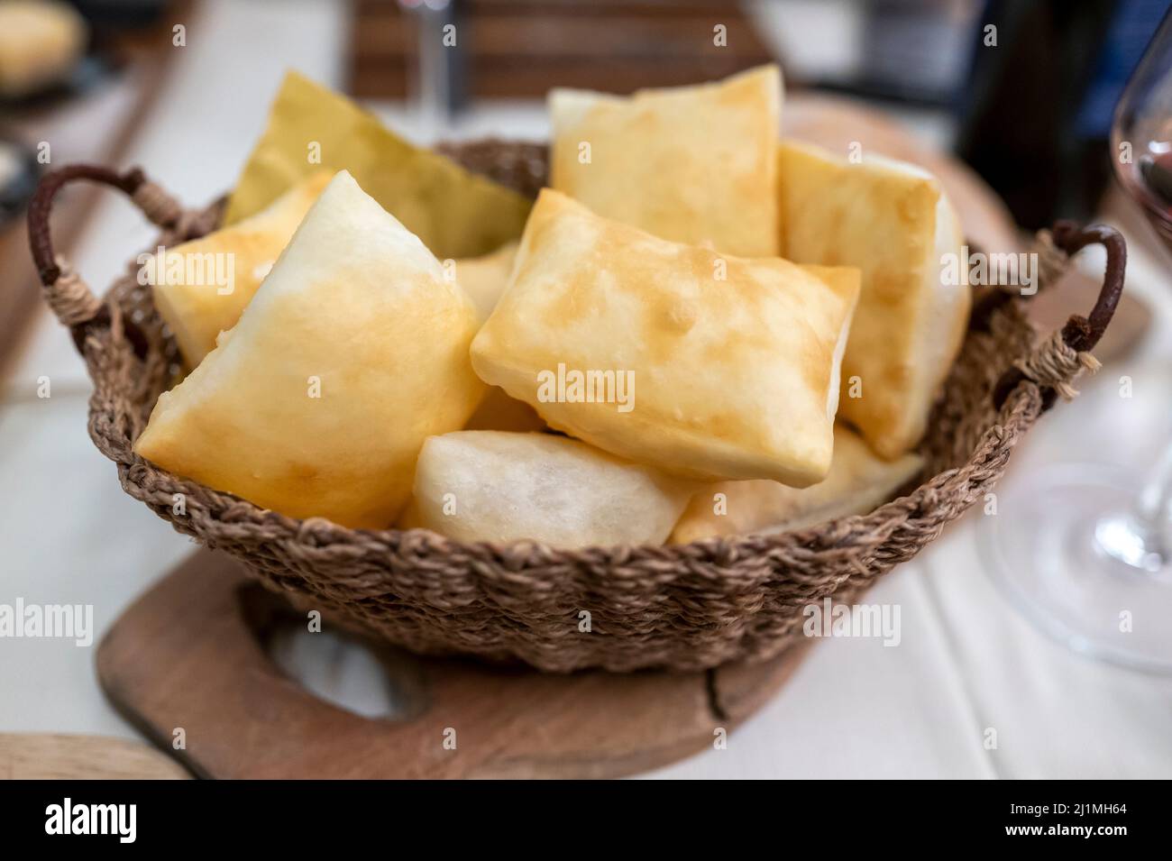 Cibo della regione Emilia Romagna, pane fritto gnocco fritto o crescentina servito in ristorante a Parma, Italia close up Foto Stock