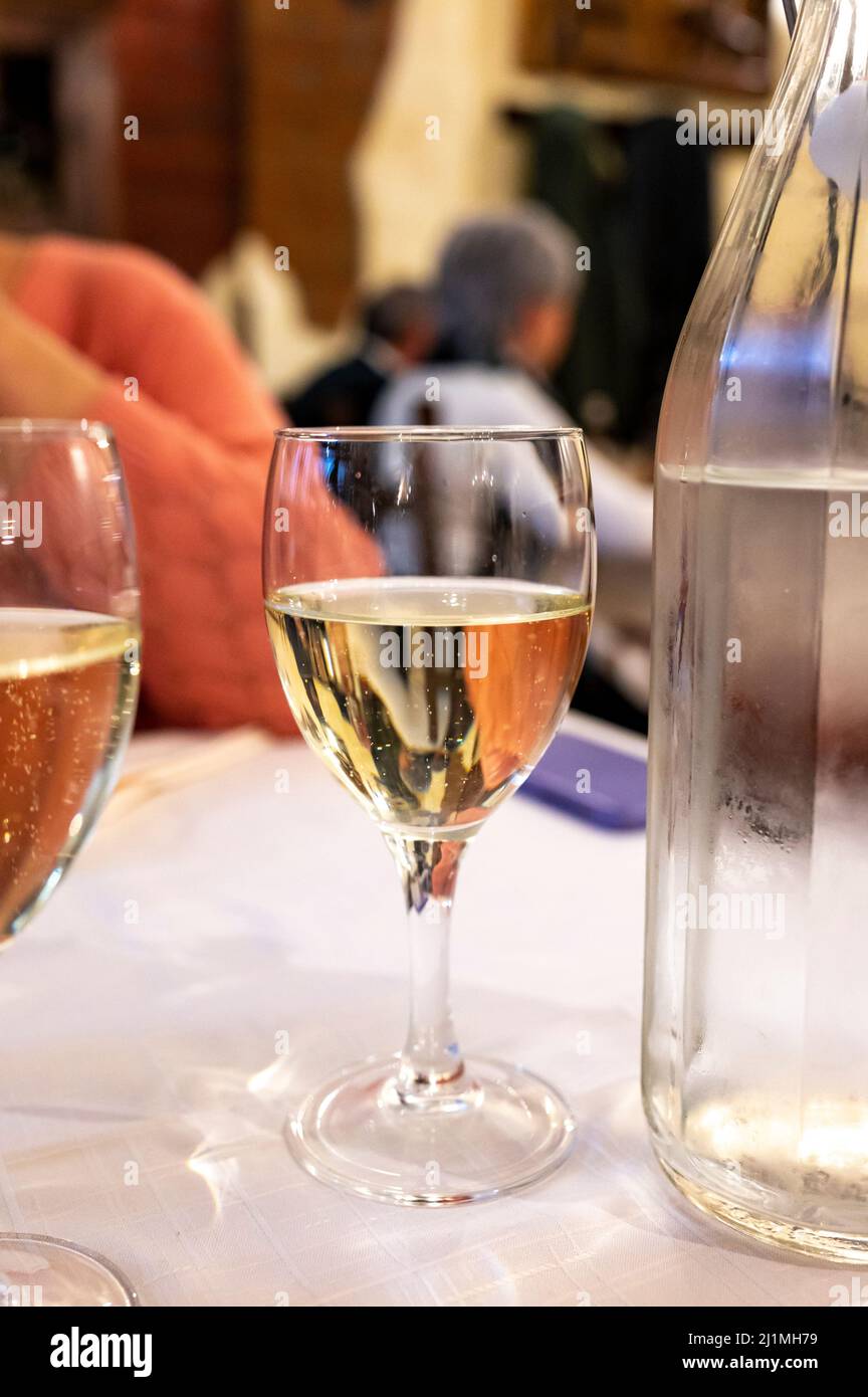 Vino bianco della casa italiano servito in caraffa con due bicchieri per la  cena da vicino Foto stock - Alamy
