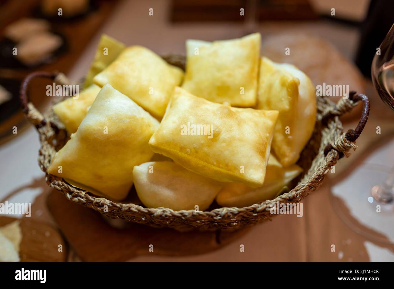Cibo della regione Emilia Romagna, pane fritto gnocco fritto o crescentina servito in ristorante a Parma, Italia close up Foto Stock