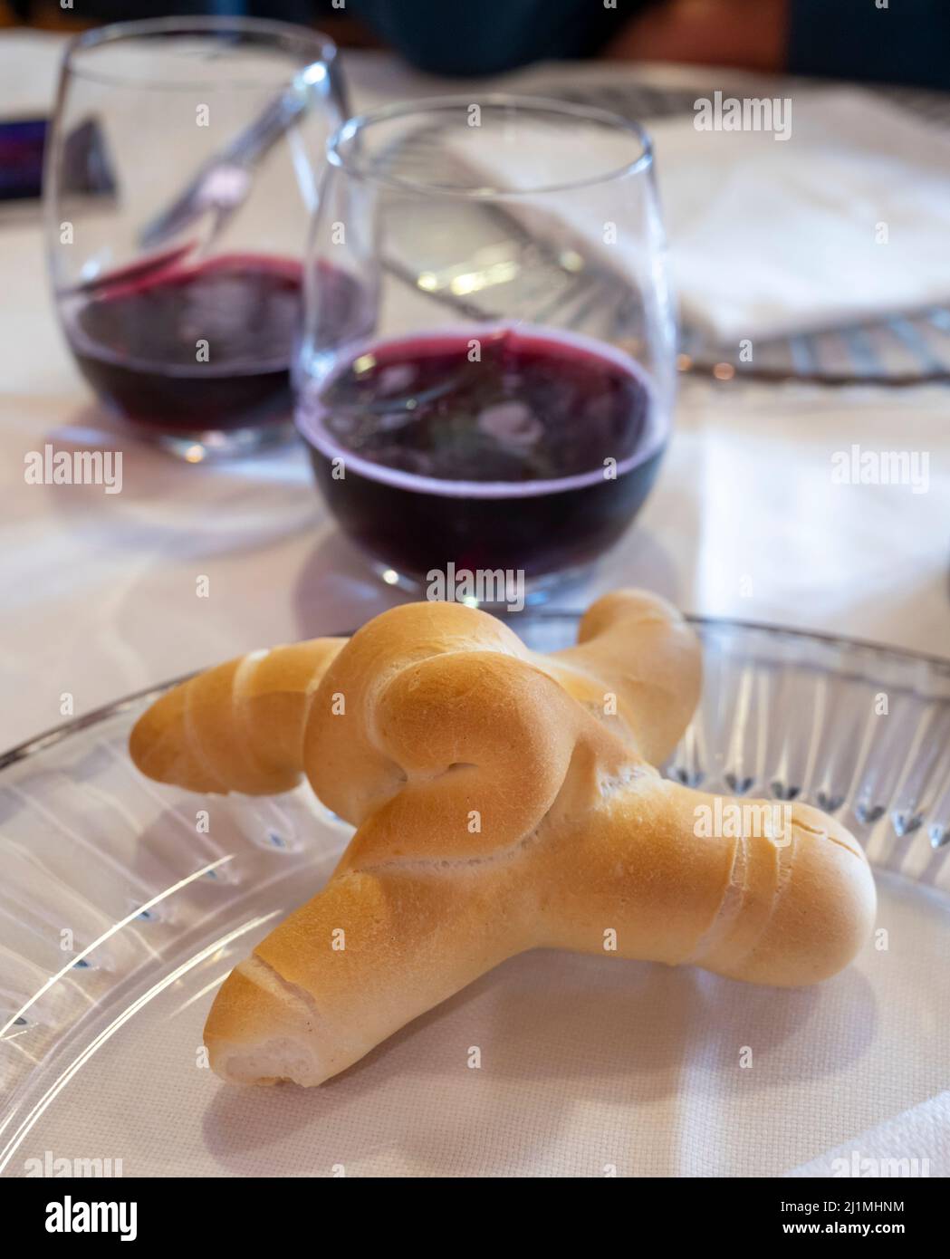 Spumante del Nord Italia, regione Emilia Romagna, Lambrusco rosso secco o dolce e pane a Modena da vicino Foto Stock