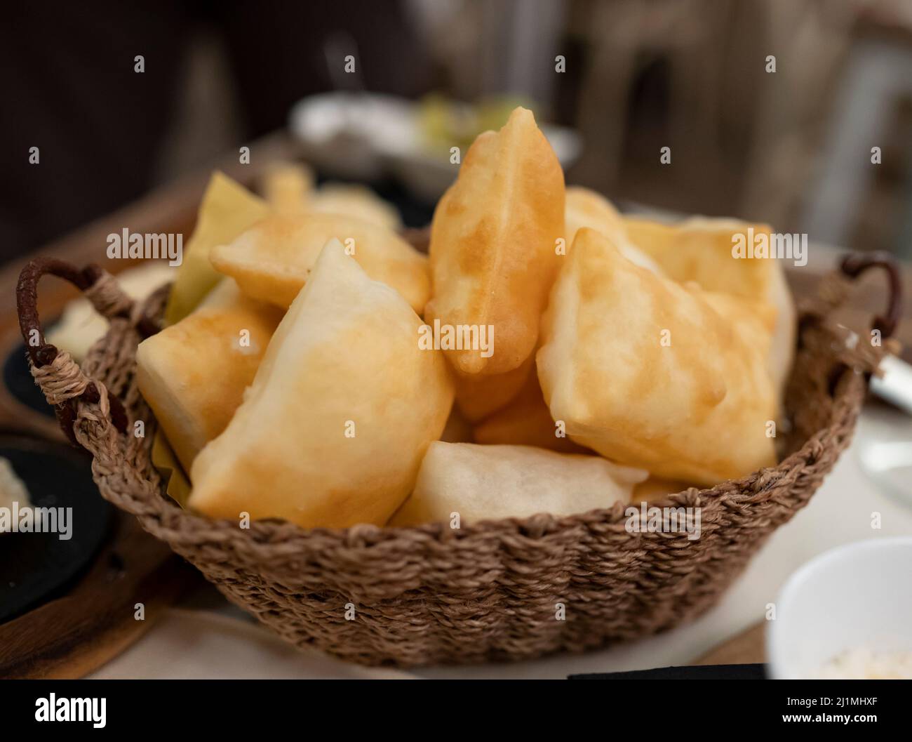 Cibo della regione Emilia Romagna, pane fritto gnocco fritto o crescentina servito in ristorante a Parma, Italia close up Foto Stock