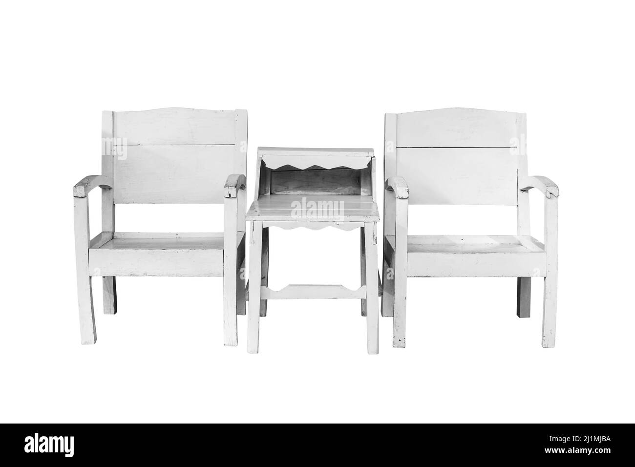 Vecchie sedie e tavolo in legno vintage su sfondo bianco, lavoro con percorso di taglio. Foto Stock