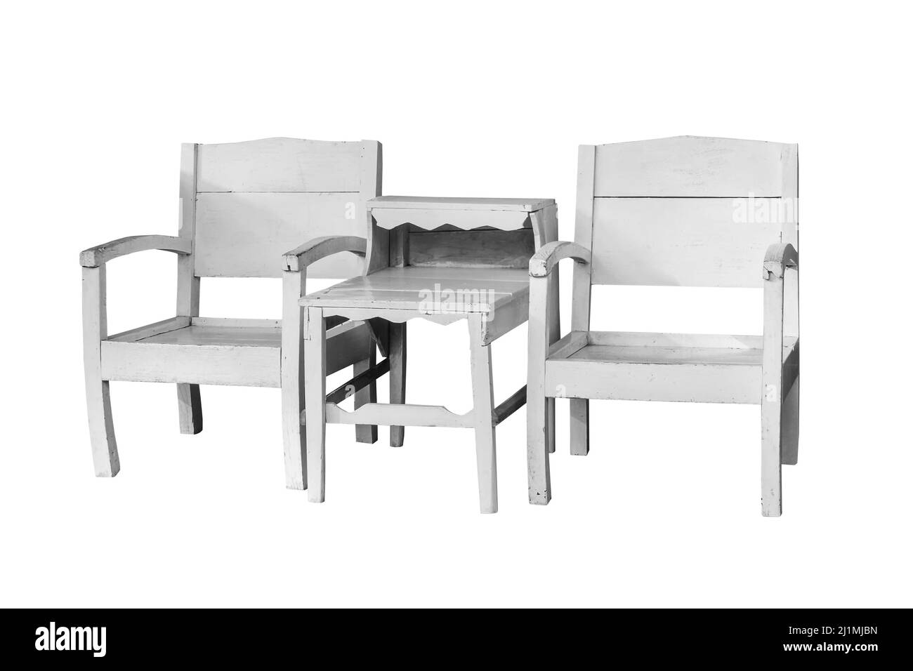 Vecchie sedie e tavolo in legno vintage su sfondo bianco, lavoro con percorso di taglio. Foto Stock