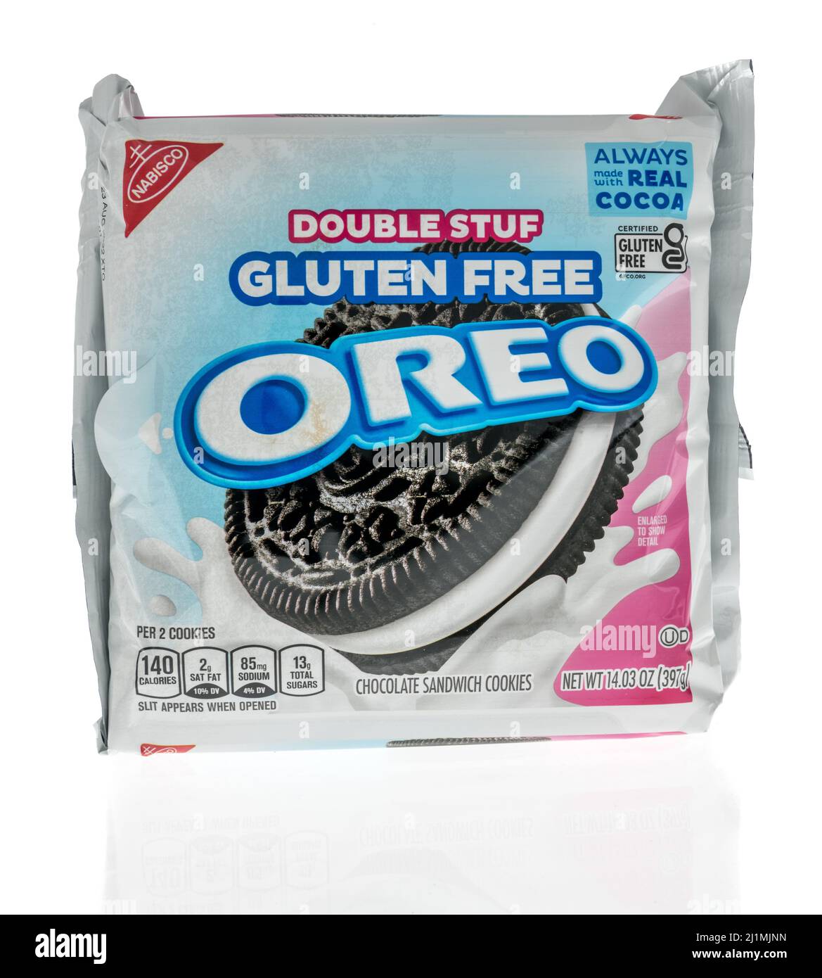 Winneconne, WI -20 Marzo 2021: Un pacchetto di doppio roba Oreo che è biscotti senza glutine su uno sfondo isolato Foto Stock