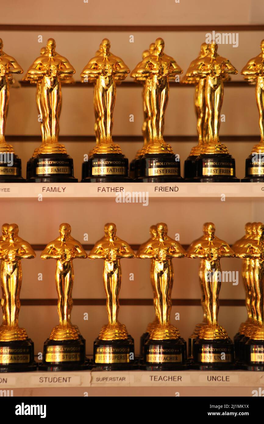 Hollywood, Stati Uniti. 26th Mar 2022. Replica Oscar statuette sono venduti  su Hollywood Boulevard in preparazione per i 94th Academy Awards a  Hollywood, CA il Sabato, 'Marzo 26, 2022. (Foto di Conor