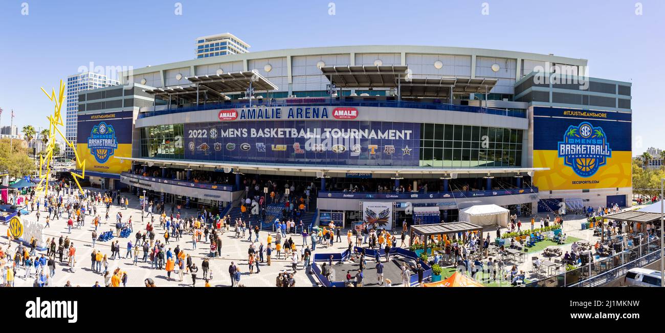 Tampa, FL - 13 marzo 2022 - Fans fuori dalla Amalie Arena per il torneo di pallacanestro maschile SEC 2022 Foto Stock