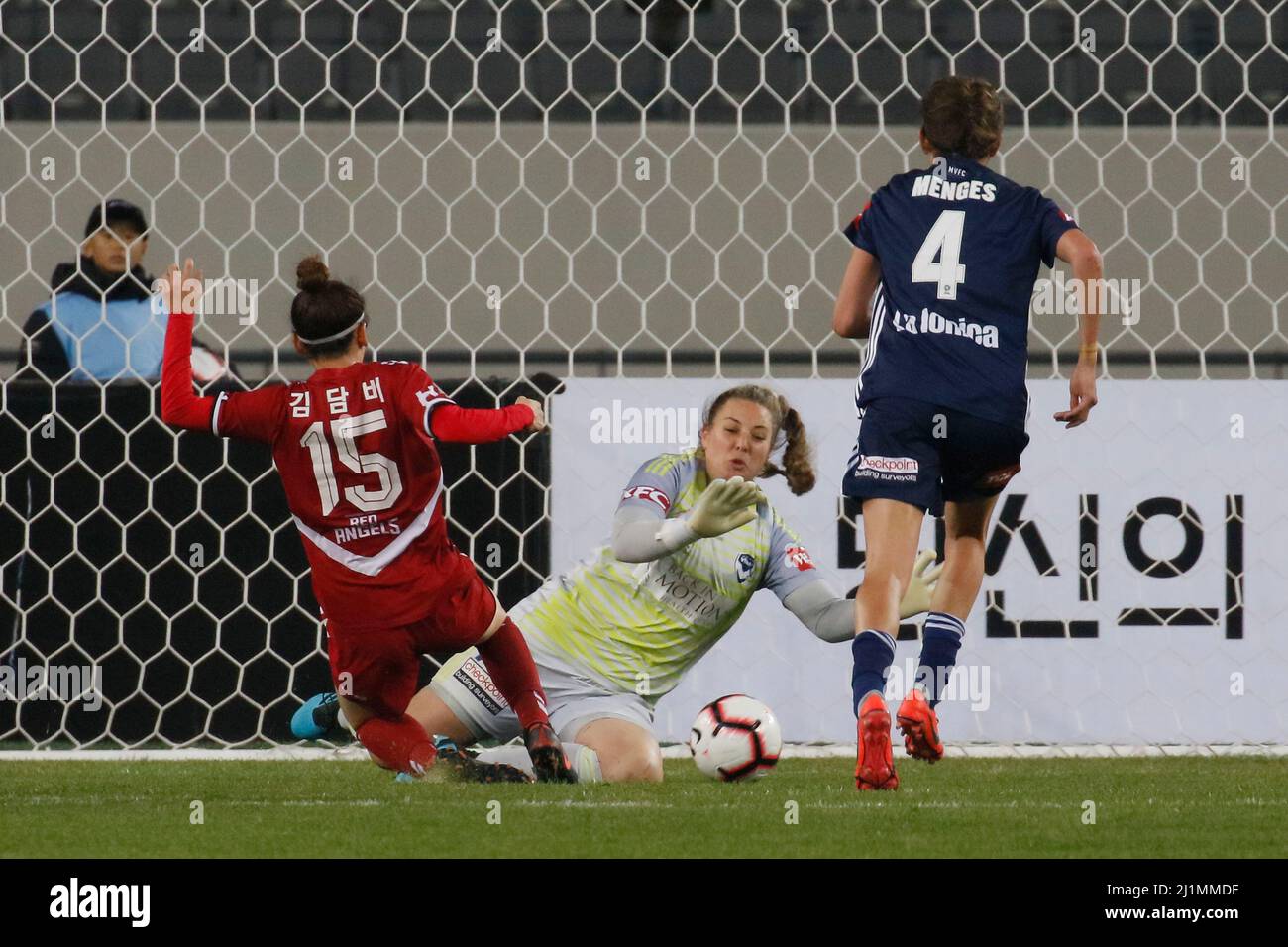 Novembre 26, 2019-Yongin, Corea del Sud-Casey Dumont della Vittoria di Melbourne e Kim Dambi di Incheon Hyundai Steel Red Angels azione durante un campionato di Women's Club 2019-FIFA/AFC pilota Tournamant Melbourne Victory V Incheon Hyundai Steel Red Angels allo Yongin Citizens Sports Park di Yongin, South Korea.Match ha vinto Incheon Hyundai Steel Red Angels, punteggio di 4-0. Foto Stock