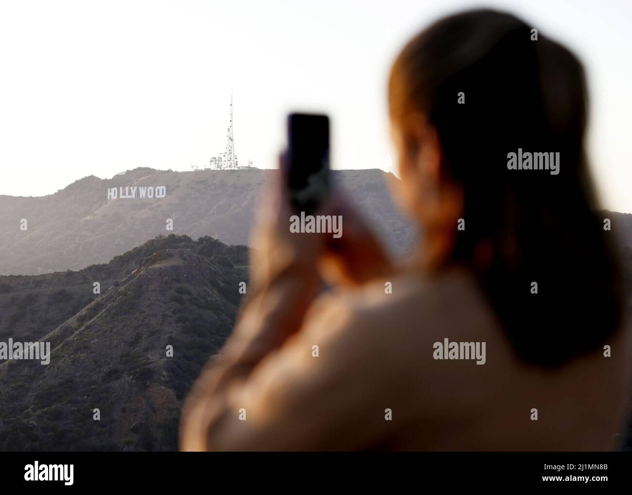 Los Angeles, Stati Uniti. 26th Mar 2022. I Park goers scattano foto del cartello di Hollywood dall'Osservatorio Griffith di Los Angeles sabato 26 marzo 2022. Foto di John Angelillo/UPI Credit: UPI/Alamy Live News Foto Stock