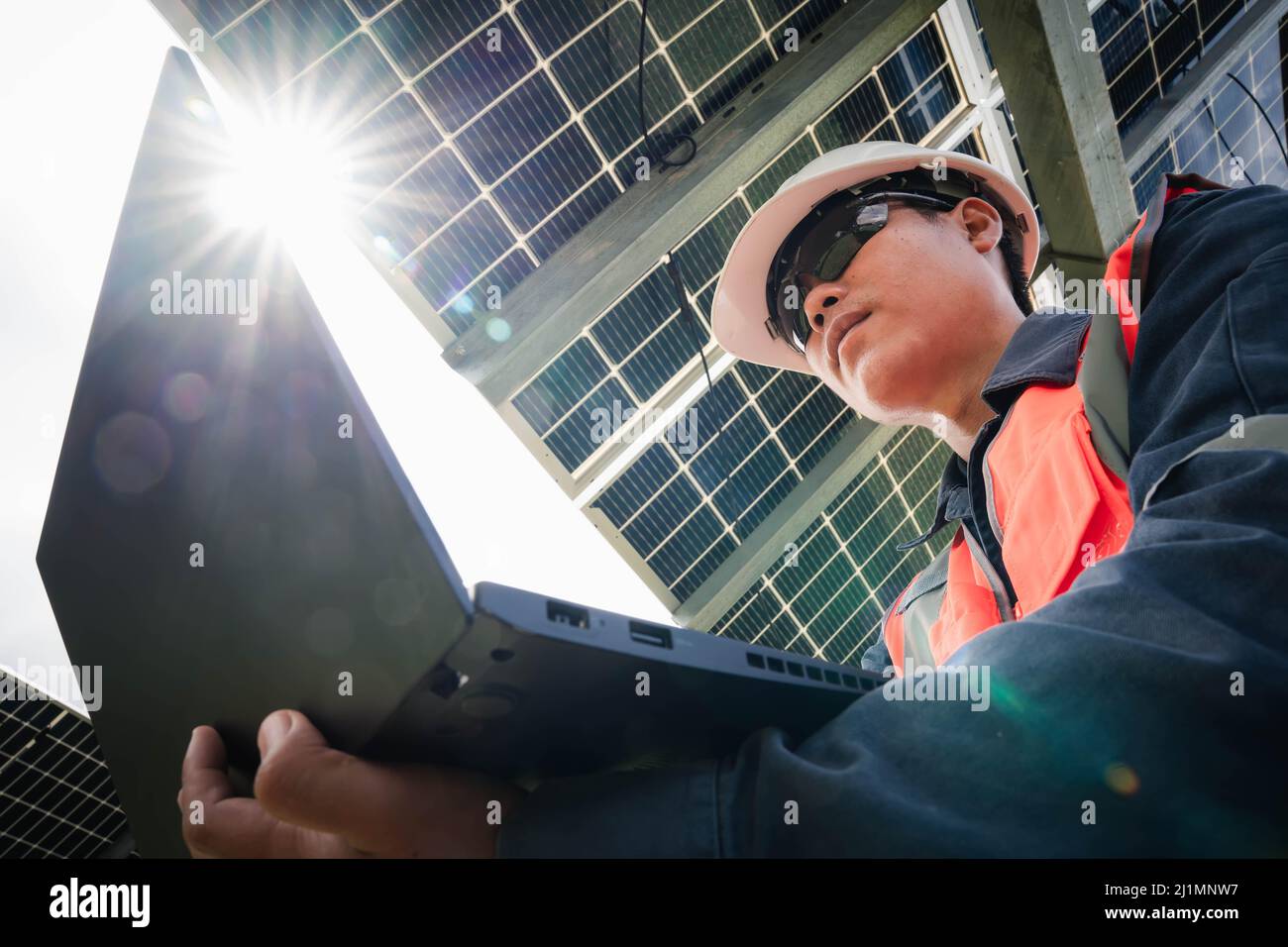 La fattoria solare (pannello solare) con ingegneri controlla il funzionamento del sistema, energia alternativa per conservare l'energia del mondo, modulo fotovoltaico i Foto Stock