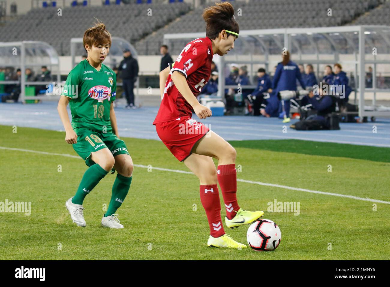 Novembre 28, 2019-Yongin, Corea del Sud-Kang Chae Rim di Incheon Hyundai Steel Red Angels e Riko Ueki di Nippon TV Belaza azione durante un torneo pilota di Women's Club 2019-FIFA/AFC al Yongin Citizens Park a Yongin, Corea del Sud. Foto Stock