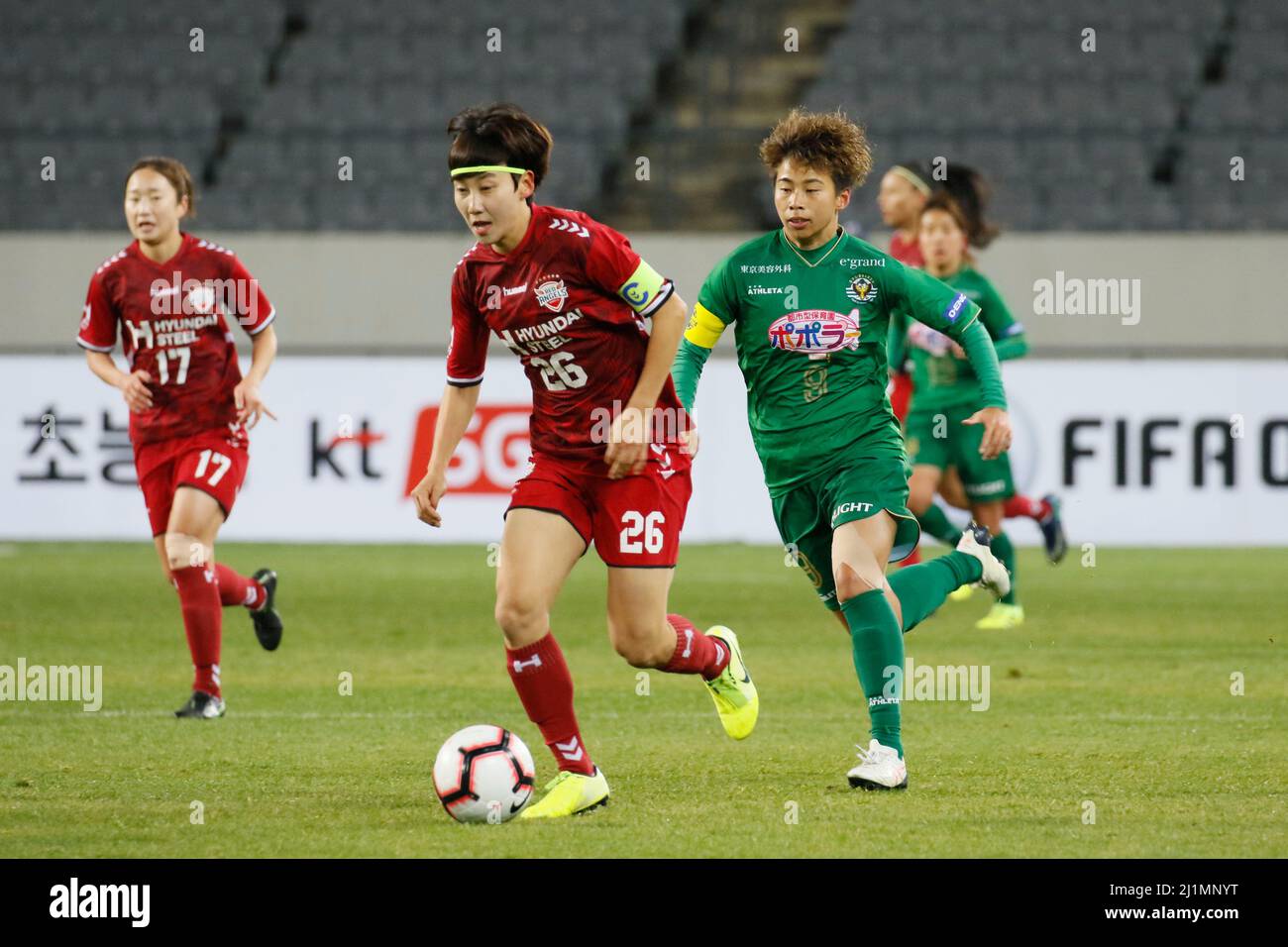 Novembre 28, 2019-Yongin, Corea del Sud-Kang Chae Rim di Incheon Hyundai Steel Red Angels e Mina Tanaka di Nippon TV Belaza azione durante un torneo pilota di Women's Club 2019-FIFA/AFC al Yongin Citizens Park a Yongin, Corea del Sud. Foto Stock