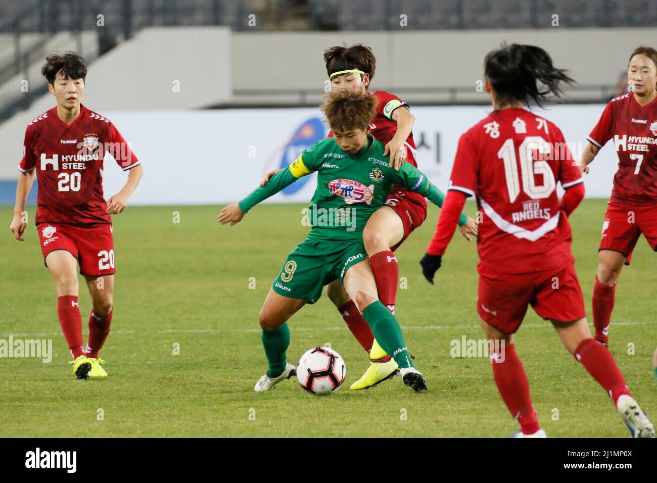 Novembre 28, 2019-Yongin, Corea del Sud-Kang Chae Rim di Incheon Hyundai Steel Red Angels e Mina Tanaka di Nippon TV Belaza azione durante un torneo pilota di Women's Club 2019-FIFA/AFC al Yongin Citizens Park a Yongin, Corea del Sud. Foto Stock