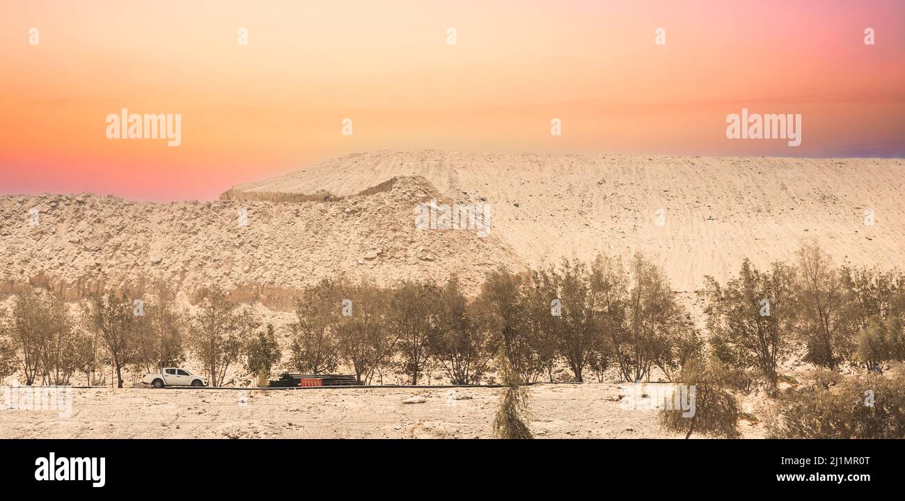 Vista del luogo di scarico dei rifiuti solidi, discarica. Vista dello scarico di rifiuti solidi. Vista di rifiuti domestici. Vista della spazzatura. Rifiuti domestici in discarica Foto Stock